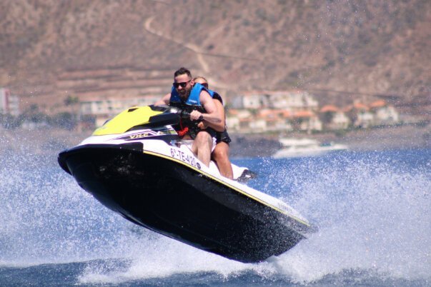 pareja en jet ski en tenerife