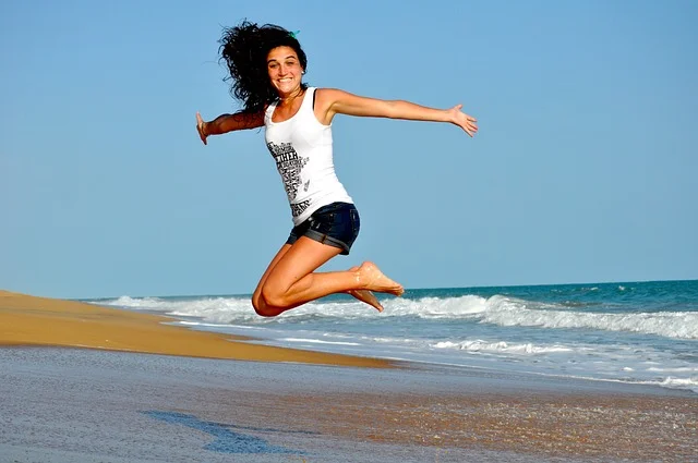 mujer saltando en la playa de tenerife